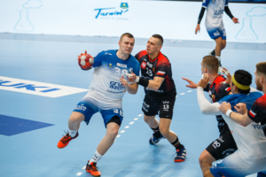 Mateusz Kaźmierczak powstrzymuje Kiryla Kniazeua